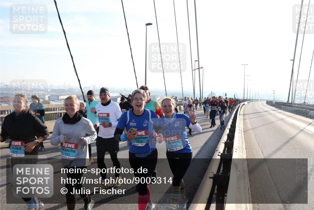 03.10.2025 - Köhlbrandbrückenlauf Julia Fischer http://msf.ph/oto/9003314 03.10.2025 09:29:24 Position 1 2670, 1831, 2206, 2207 meine-sportfotos.de