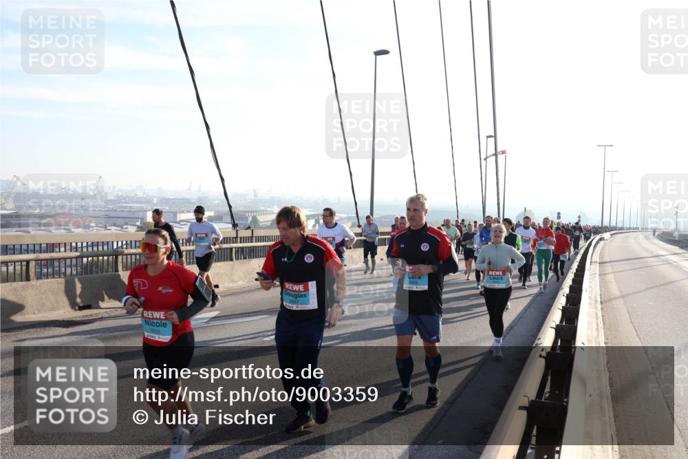 03.10.2025 - Köhlbrandbrückenlauf Julia Fischer http://msf.ph/oto/9003359 03.10.2025 09:29:29 Position 1 3310, 3407, 3405 meine-sportfotos.de