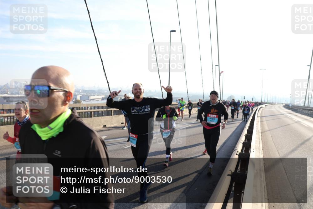 03.10.2025 - Köhlbrandbrückenlauf Julia Fischer http://msf.ph/oto/9003530 03.10.2025 09:29:42 Position 1 1329 meine-sportfotos.de