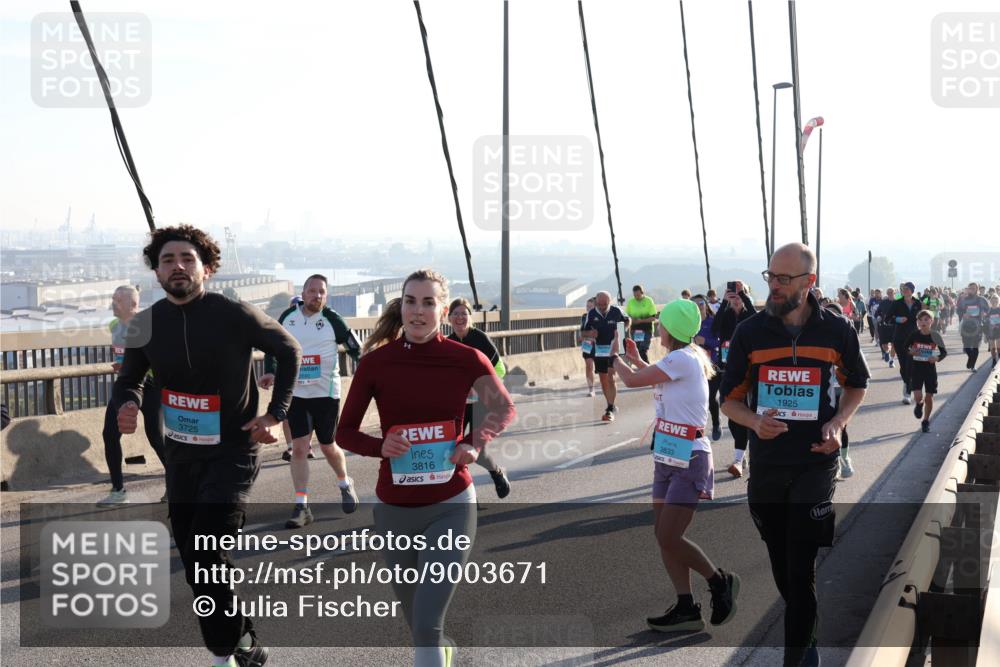 03.10.2025 - Köhlbrandbrückenlauf Julia Fischer http://msf.ph/oto/9003671 03.10.2025 09:30:03 Position 1 3725, 3816, 3833, 1925 meine-sportfotos.de