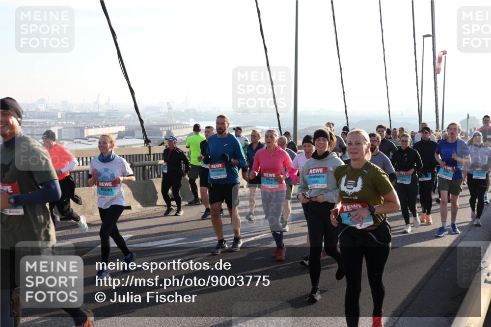 03.10.2025 - Köhlbrandbrückenlauf Julia Fischer http://msf.ph/oto/9003775 03.10.2025 09:30:25 Position 1 1890 meine-sportfotos.de
