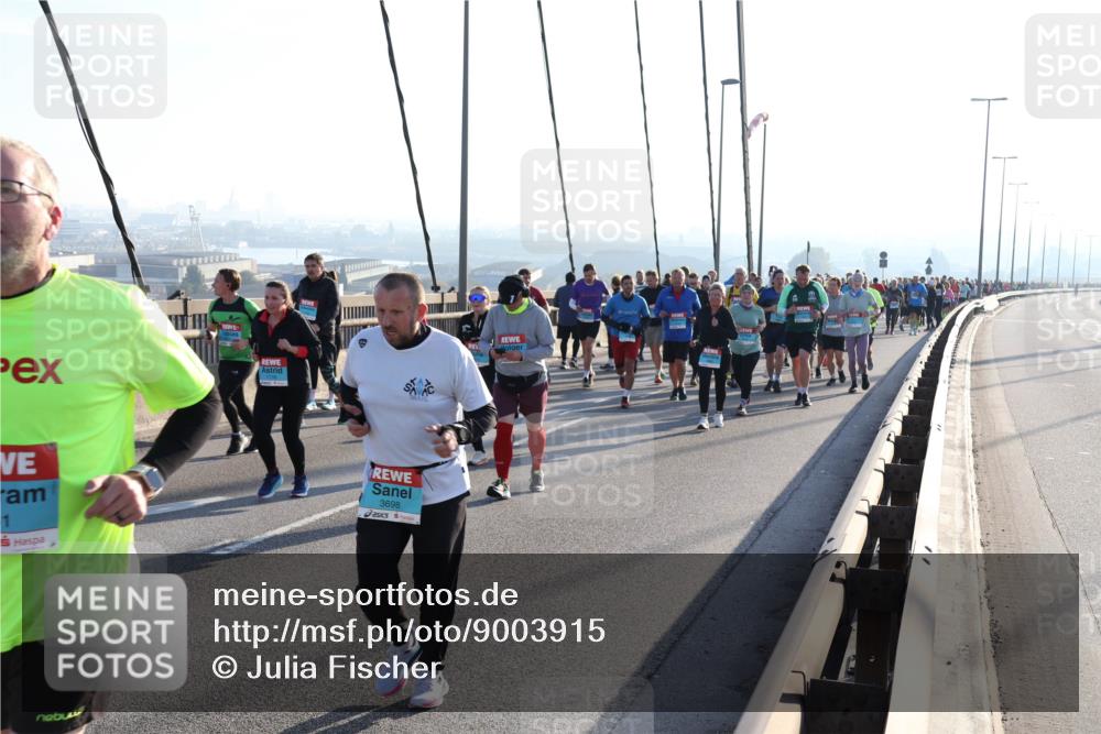 03.10.2025 - Köhlbrandbrückenlauf Julia Fischer http://msf.ph/oto/9003915 03.10.2025 09:30:47 Position 1 3698 meine-sportfotos.de
