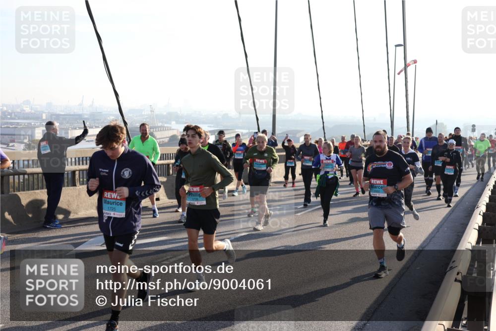 03.10.2025 - Köhlbrandbrückenlauf Julia Fischer http://msf.ph/oto/9004061 03.10.2025 09:31:15 Position 1 1725 meine-sportfotos.de
