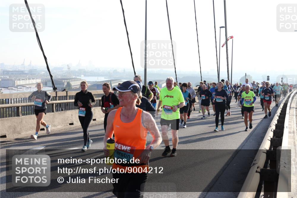 03.10.2025 - Köhlbrandbrückenlauf Julia Fischer http://msf.ph/oto/9004212 03.10.2025 09:31:38 Position 1 2065 meine-sportfotos.de