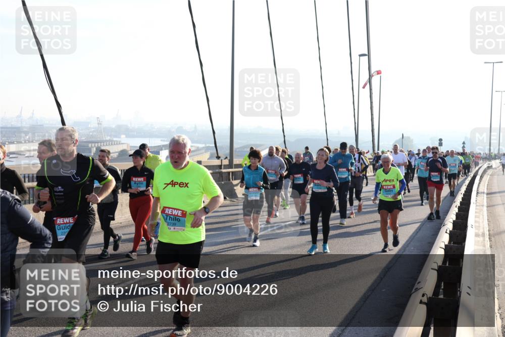 03.10.2025 - Köhlbrandbrückenlauf Julia Fischer http://msf.ph/oto/9004226 03.10.2025 09:31:39 Position 1 23, 2739 meine-sportfotos.de