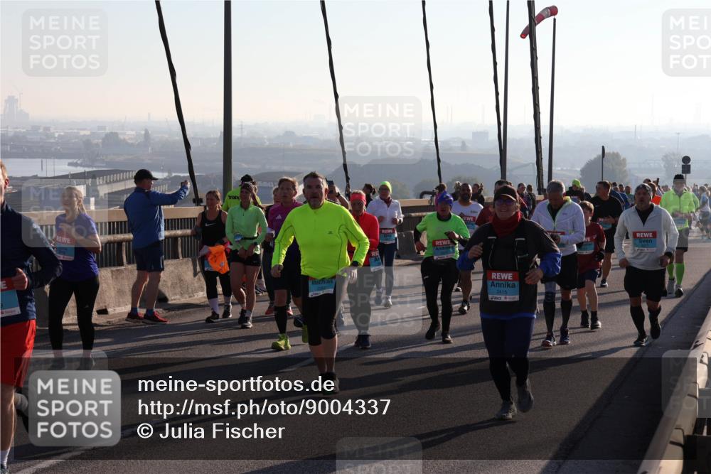 03.10.2025 - Köhlbrandbrückenlauf Julia Fischer http://msf.ph/oto/9004337 03.10.2025 09:32:23 Position 1 2415 meine-sportfotos.de