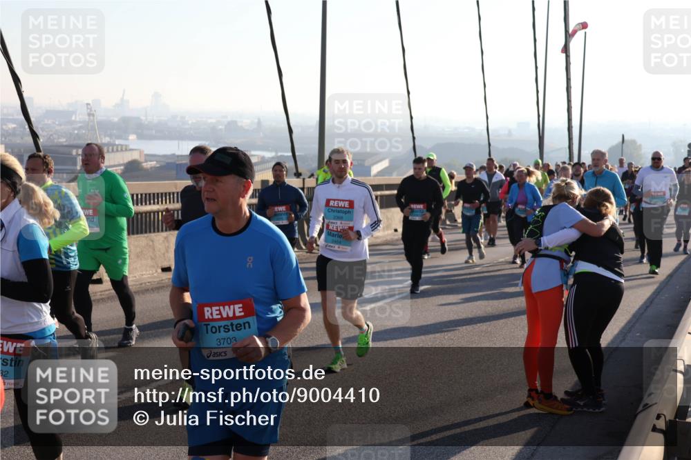 03.10.2025 - Köhlbrandbrückenlauf Julia Fischer http://msf.ph/oto/9004410 03.10.2025 09:32:42 Position 1 32, 3703, 2368, 2454 meine-sportfotos.de