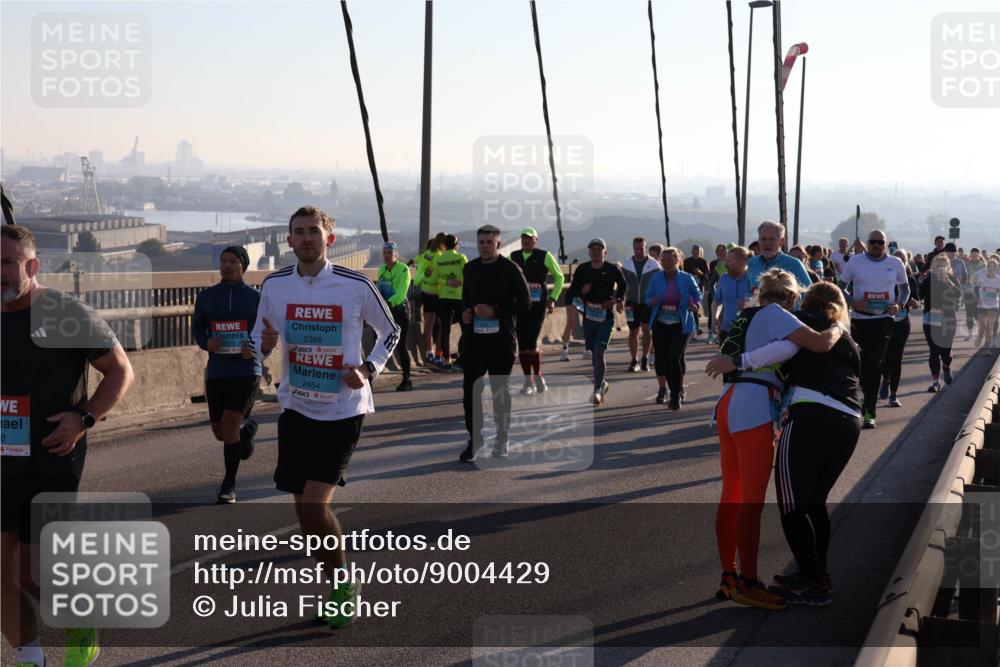 03.10.2025 - Köhlbrandbrückenlauf Julia Fischer http://msf.ph/oto/9004429 03.10.2025 09:32:43 Position 1 8, 2368, 2454 meine-sportfotos.de