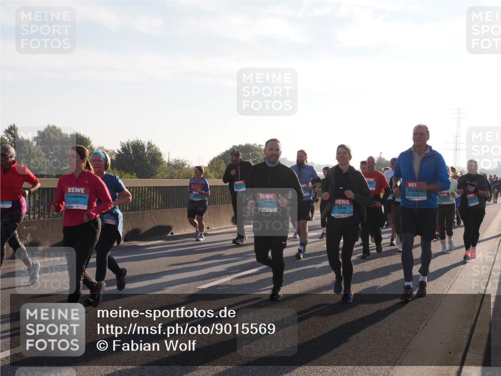 03.10.2025 - Köhlbrandbrückenlauf Fabian Wolf http://msf.ph/oto/9015569 03.10.2025 09:25:23 Position 3 3543, 2300, 2298 meine-sportfotos.de