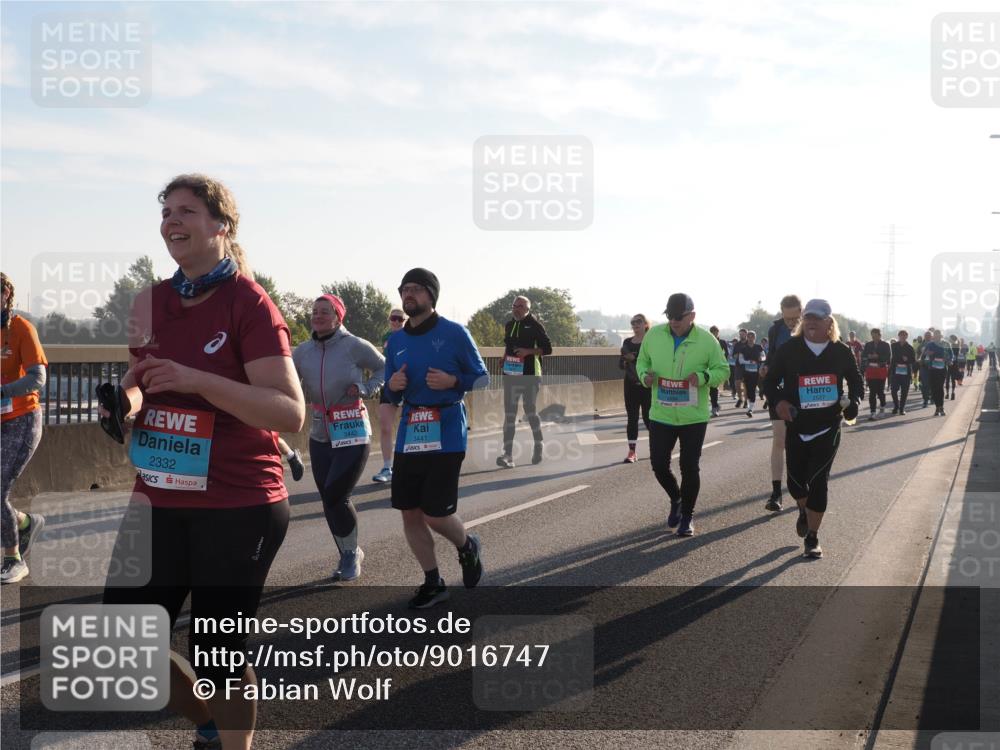 03.10.2025 - Köhlbrandbrückenlauf Fabian Wolf http://msf.ph/oto/9016747 03.10.2025 09:26:17 Position 3 2332, 3442, 3441 meine-sportfotos.de