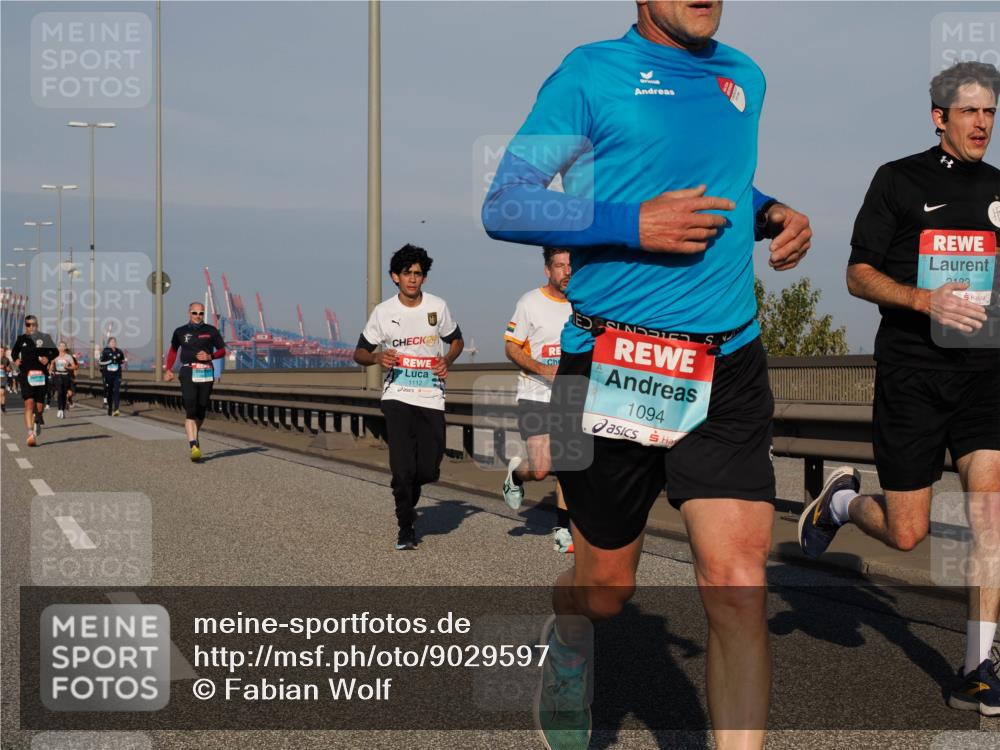 03.10.2025 - Köhlbrandbrückenlauf Fabian Wolf http://msf.ph/oto/9029597 03.10.2025 09:44:28 Position 3 24, 1112, 1094, 2102 meine-sportfotos.de