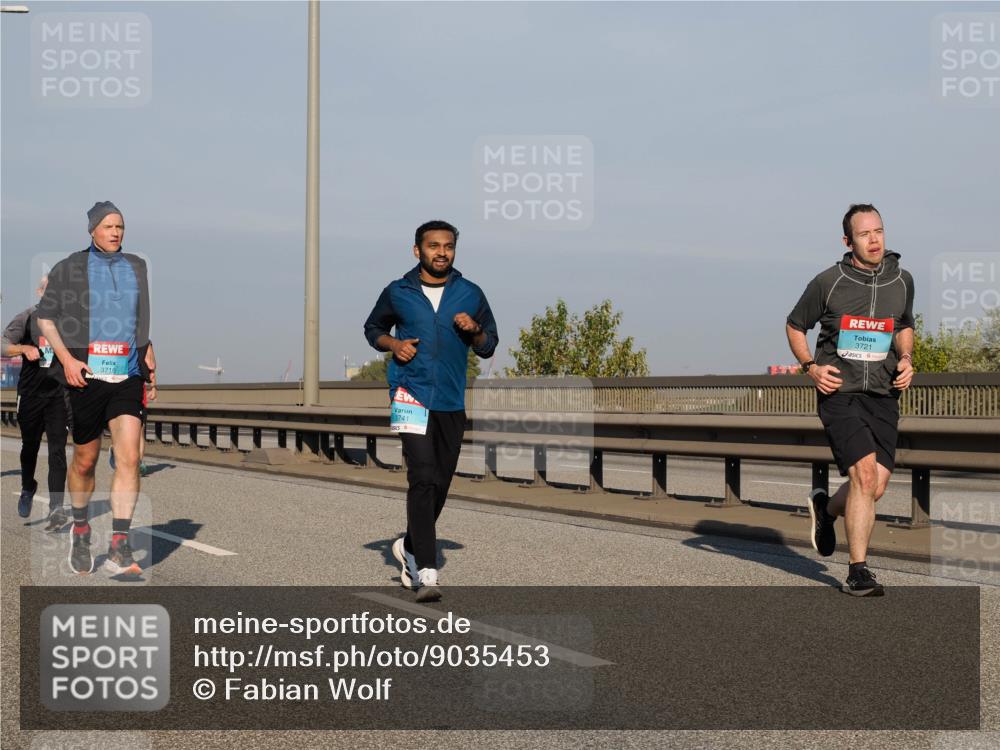 03.10.2025 - Köhlbrandbrückenlauf Fabian Wolf http://msf.ph/oto/9035453 03.10.2025 09:49:59 Position 3 3716, 3741, 3721 meine-sportfotos.de