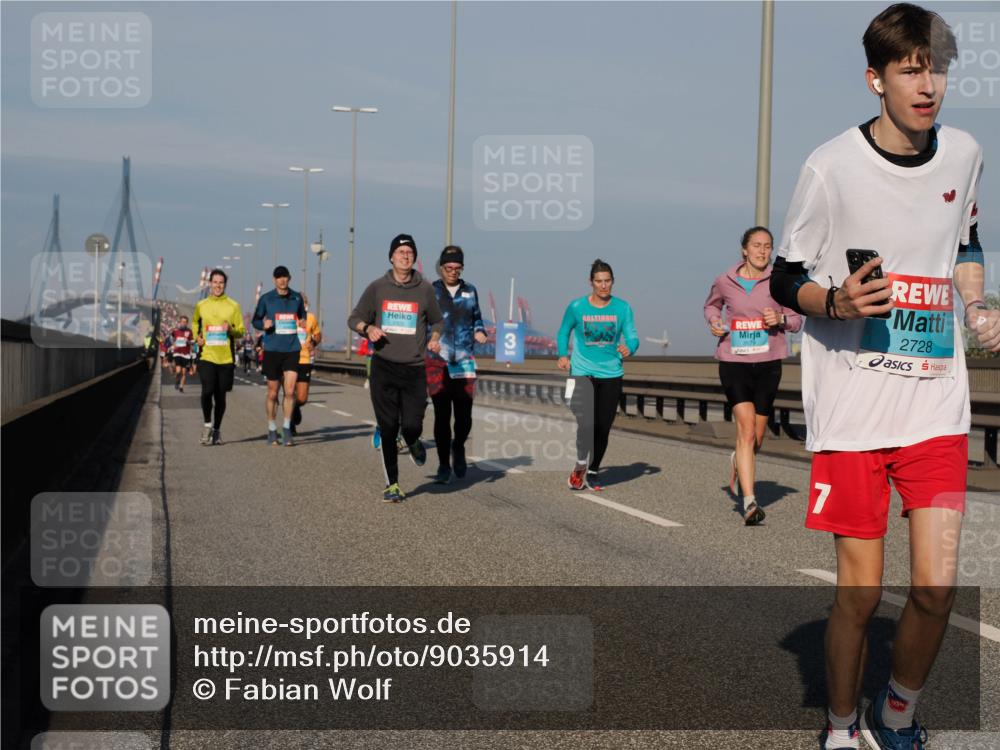 03.10.2025 - Köhlbrandbrückenlauf Fabian Wolf http://msf.ph/oto/9035914 03.10.2025 09:50:34 Position 3 2323, 3579, 2728 meine-sportfotos.de