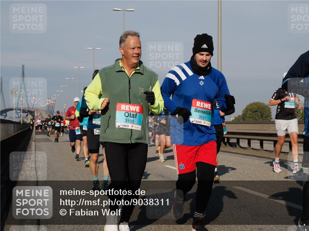 03.10.2025 - Köhlbrandbrückenlauf Fabian Wolf http://msf.ph/oto/9038311 03.10.2025 09:52:42 Position 3 3120, 3121, 2431 meine-sportfotos.de