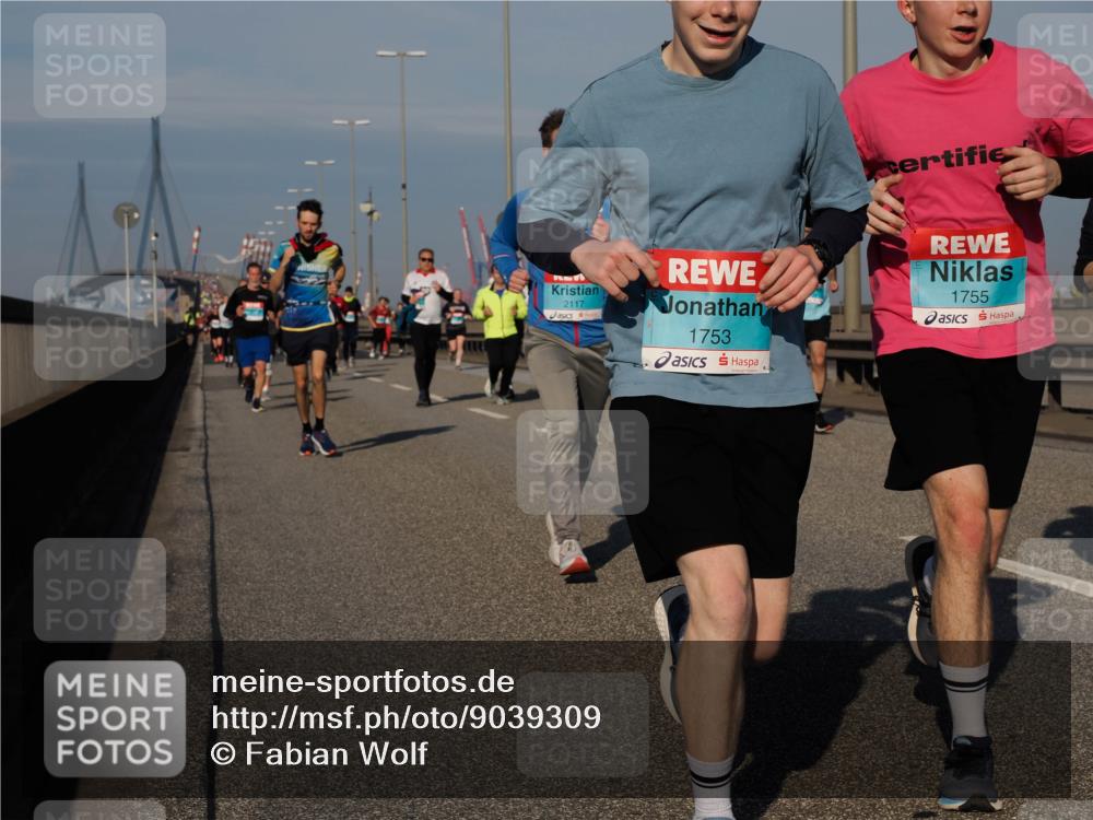 03.10.2025 - Köhlbrandbrückenlauf Fabian Wolf http://msf.ph/oto/9039309 03.10.2025 09:53:34 Position 3 715, 2117, 1753, 1755 meine-sportfotos.de