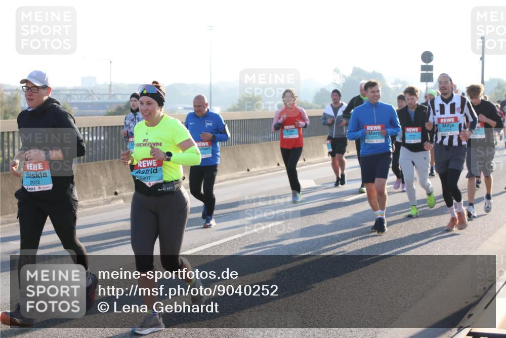 03.10.2025 - Köhlbrandbrückenlauf Lena Gebhardt http://msf.ph/oto/9040252 03.10.2025 09:25:03 Position 1 2072, 2907, 2770 meine-sportfotos.de