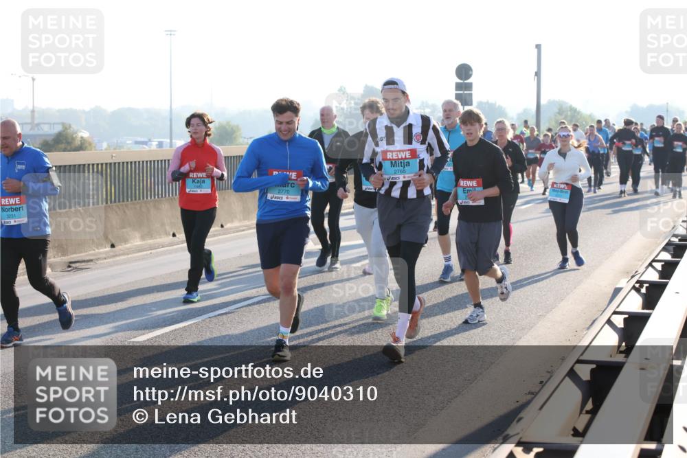 03.10.2025 - Köhlbrandbrückenlauf Lena Gebhardt http://msf.ph/oto/9040310 03.10.2025 09:25:04 Position 1 3231, 1480, 2770, 2765 meine-sportfotos.de