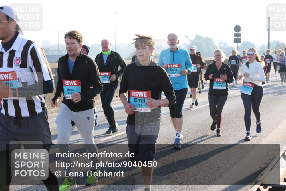 03.10.2025 - Köhlbrandbrückenlauf Lena Gebhardt http://msf.ph/oto/9040450 03.10.2025 09:25:06 Position 1 3732, 2768, 2037, 2218, 2217 meine-sportfotos.de