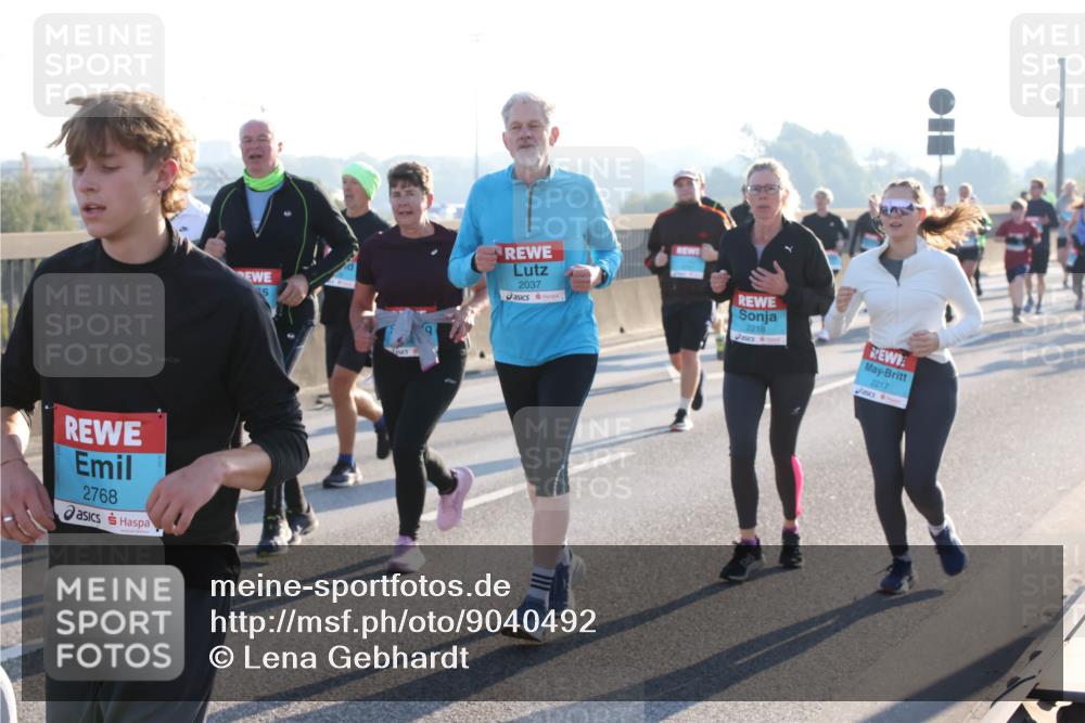 03.10.2025 - Köhlbrandbrückenlauf Lena Gebhardt http://msf.ph/oto/9040492 03.10.2025 09:25:07 Position 1 2768, 2037, 2218, 2217 meine-sportfotos.de