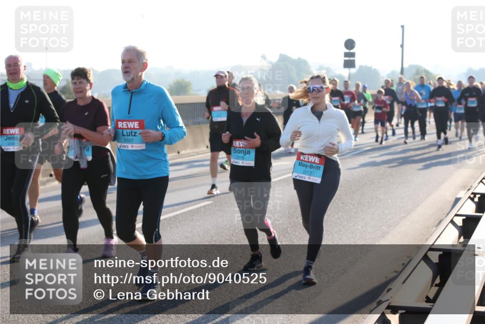 03.10.2025 - Köhlbrandbrückenlauf Lena Gebhardt http://msf.ph/oto/9040525 03.10.2025 09:25:07 Position 1 3256, 2037, 2218, 2217 meine-sportfotos.de