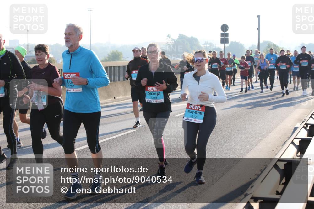 03.10.2025 - Köhlbrandbrückenlauf Lena Gebhardt http://msf.ph/oto/9040534 03.10.2025 09:25:08 Position 1 2037, 2218, 2217 meine-sportfotos.de