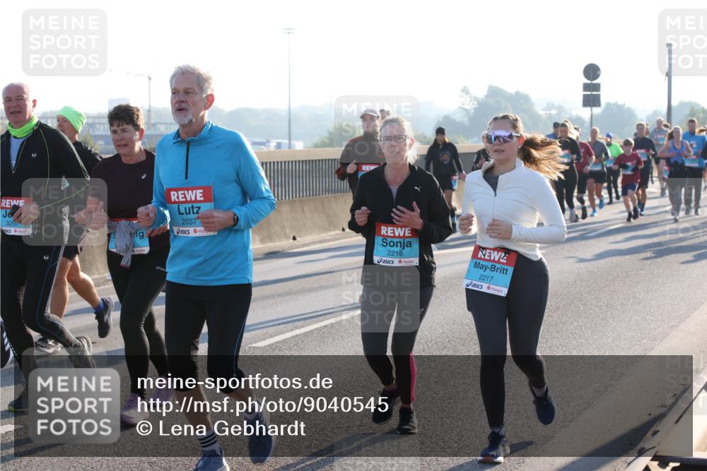 03.10.2025 - Köhlbrandbrückenlauf Lena Gebhardt http://msf.ph/oto/9040545 03.10.2025 09:25:08 Position 1 3256, 2037, 2218, 2217 meine-sportfotos.de