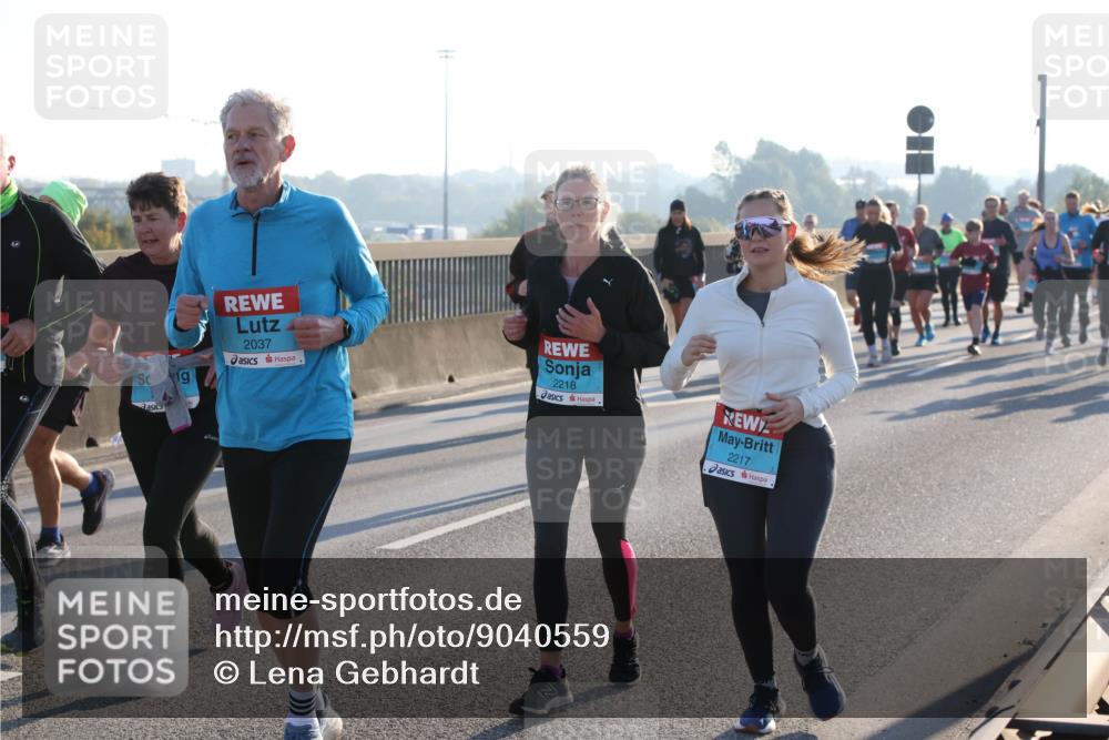 03.10.2025 - Köhlbrandbrückenlauf Lena Gebhardt http://msf.ph/oto/9040559 03.10.2025 09:25:08 Position 1 2037, 2218, 2217 meine-sportfotos.de
