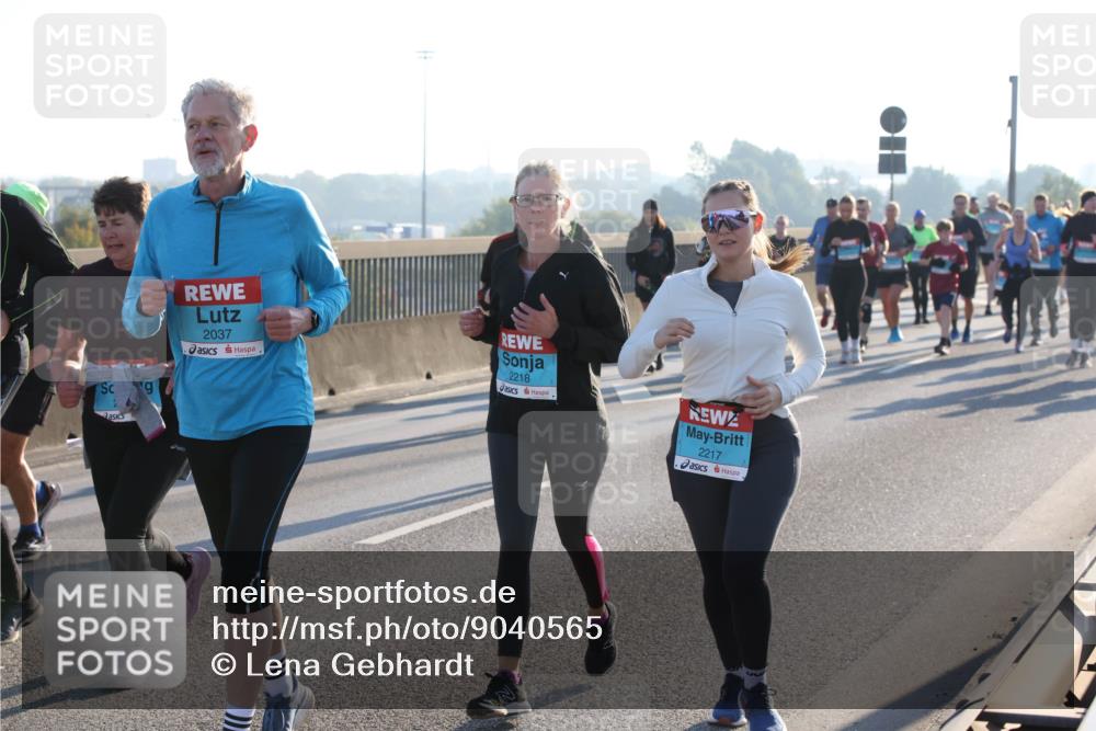 03.10.2025 - Köhlbrandbrückenlauf Lena Gebhardt http://msf.ph/oto/9040565 03.10.2025 09:25:08 Position 1 2037, 2218, 2217 meine-sportfotos.de