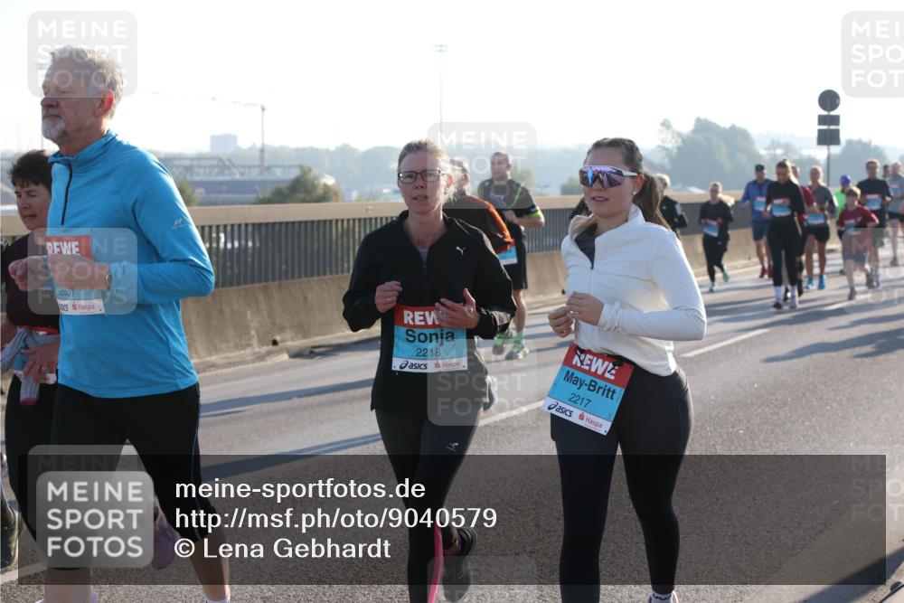 03.10.2025 - Köhlbrandbrückenlauf Lena Gebhardt http://msf.ph/oto/9040579 03.10.2025 09:25:08 Position 1 2057, 2218, 2217 meine-sportfotos.de