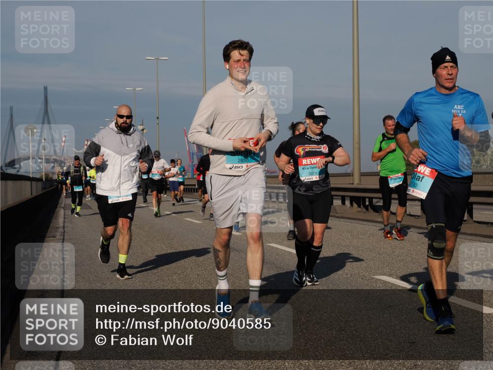03.10.2025 - Köhlbrandbrückenlauf Fabian Wolf http://msf.ph/oto/9040585 03.10.2025 09:54:34 Position 3 2858, 3011, 2730, 2015, 2, 0 meine-sportfotos.de
