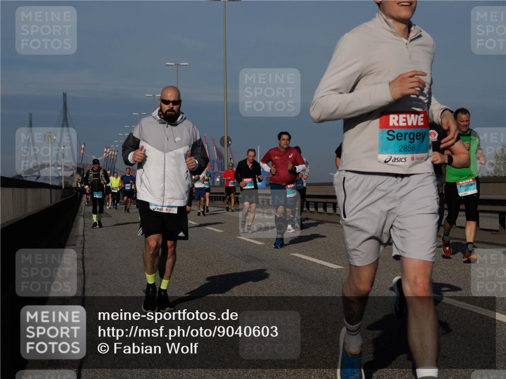 03.10.2025 - Köhlbrandbrückenlauf Fabian Wolf http://msf.ph/oto/9040603 03.10.2025 09:54:35 Position 3 2858, 2711 meine-sportfotos.de