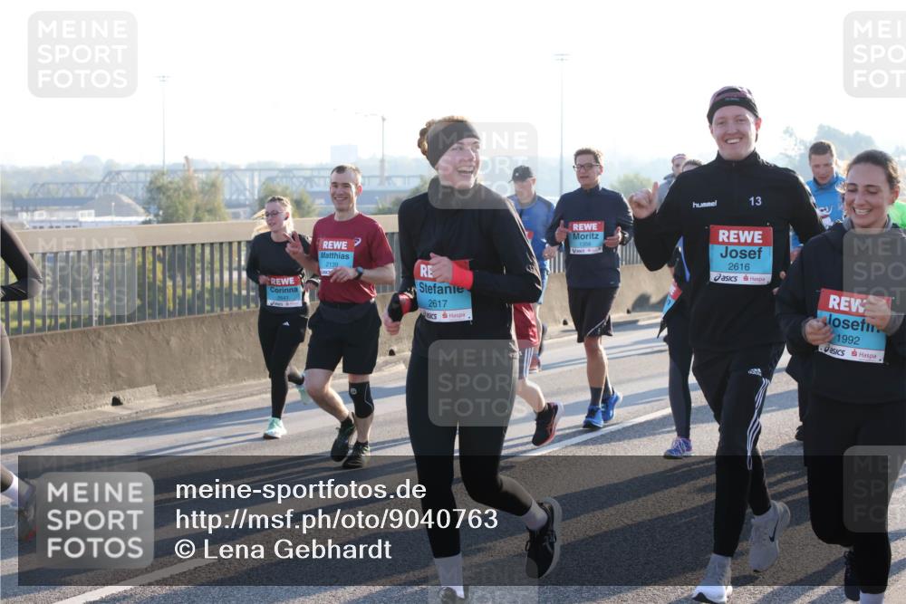 03.10.2025 - Köhlbrandbrückenlauf Lena Gebhardt http://msf.ph/oto/9040763 03.10.2025 09:25:14 Position 1 2641, 2139, 2617, 1358, 13, 2616, 1992 meine-sportfotos.de