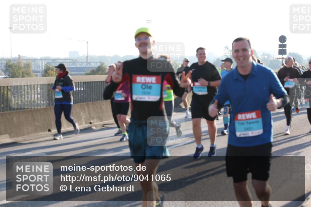 03.10.2025 - Köhlbrandbrückenlauf Lena Gebhardt http://msf.ph/oto/9041065 03.10.2025 09:25:23 Position 1 2451 meine-sportfotos.de