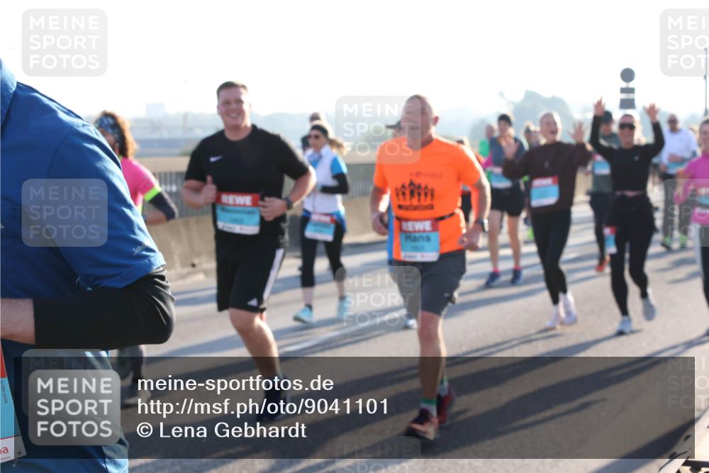 03.10.2025 - Köhlbrandbrückenlauf Lena Gebhardt http://msf.ph/oto/9041101 03.10.2025 09:25:24 Position 1  meine-sportfotos.de