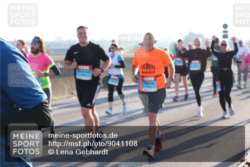 03.10.2025 - Köhlbrandbrückenlauf Lena Gebhardt http://msf.ph/oto/9041108 03.10.2025 09:25:24 Position 1  meine-sportfotos.de