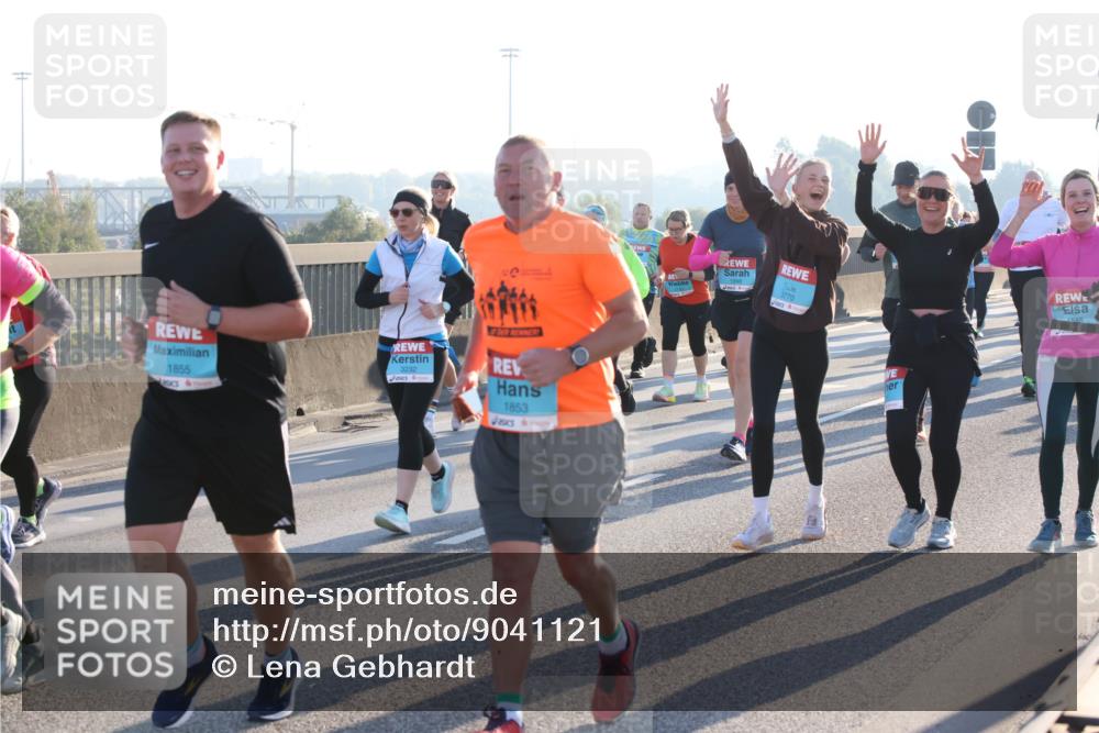 03.10.2025 - Köhlbrandbrückenlauf Lena Gebhardt http://msf.ph/oto/9041121 03.10.2025 09:25:25 Position 1 1855, 3232, 1853, 3770, 1685 meine-sportfotos.de