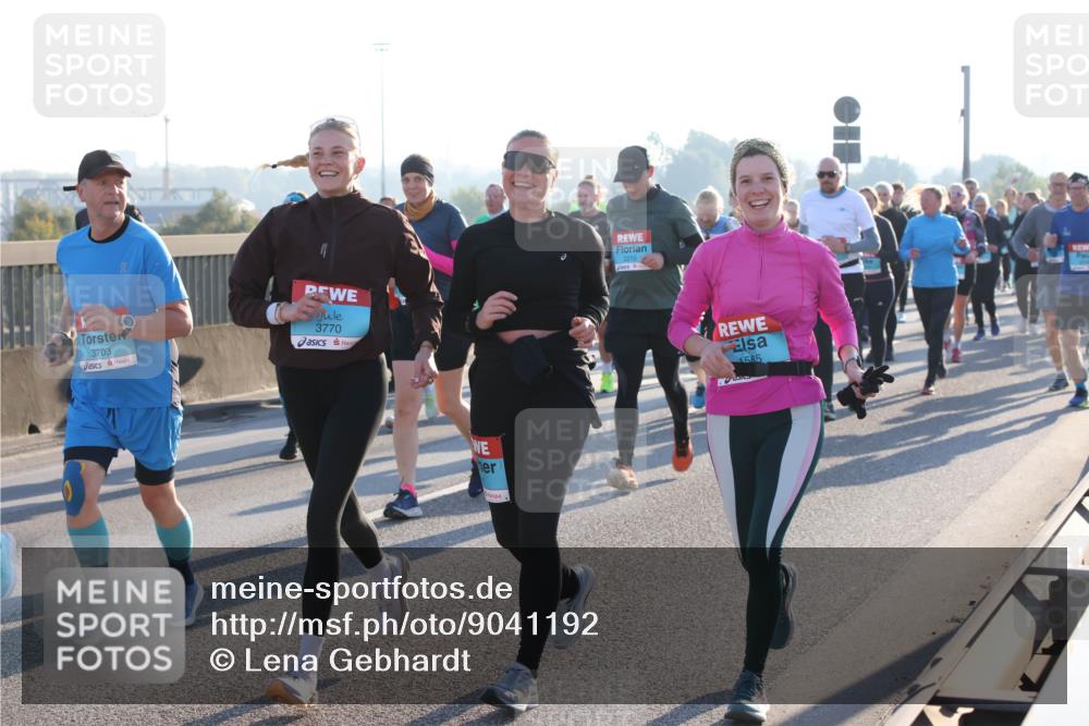 03.10.2025 - Köhlbrandbrückenlauf Lena Gebhardt http://msf.ph/oto/9041192 03.10.2025 09:25:26 Position 1 3703, 3770, 2210, 585 meine-sportfotos.de