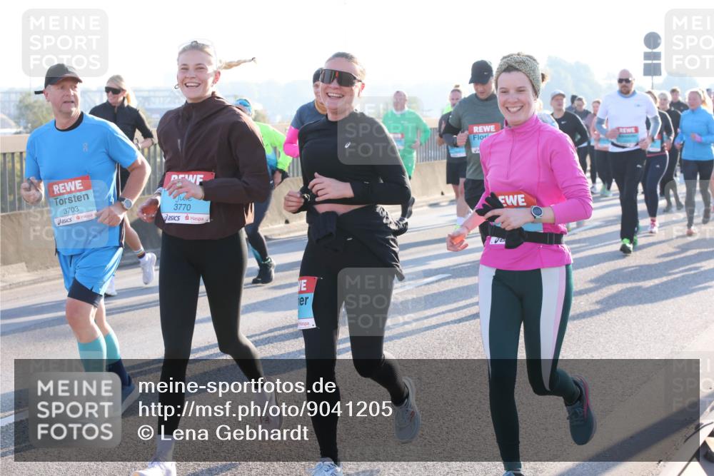 03.10.2025 - Köhlbrandbrückenlauf Lena Gebhardt http://msf.ph/oto/9041205 03.10.2025 09:25:26 Position 1 3703, 3770 meine-sportfotos.de