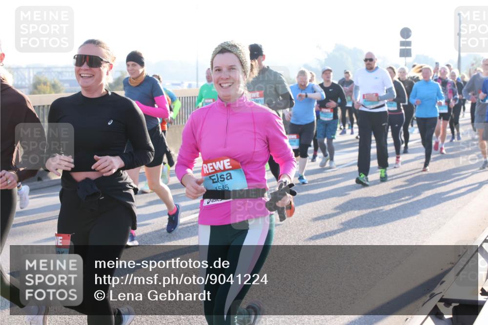 03.10.2025 - Köhlbrandbrückenlauf Lena Gebhardt http://msf.ph/oto/9041224 03.10.2025 09:25:27 Position 1 1585 meine-sportfotos.de