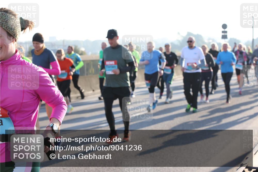 03.10.2025 - Köhlbrandbrückenlauf Lena Gebhardt http://msf.ph/oto/9041236 03.10.2025 09:25:27 Position 1  meine-sportfotos.de