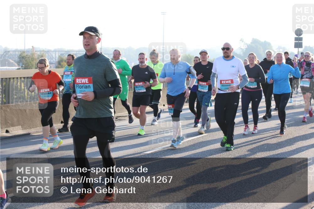 03.10.2025 - Köhlbrandbrückenlauf Lena Gebhardt http://msf.ph/oto/9041267 03.10.2025 09:25:28 Position 1 2135, 2210, 1948, 2002 meine-sportfotos.de