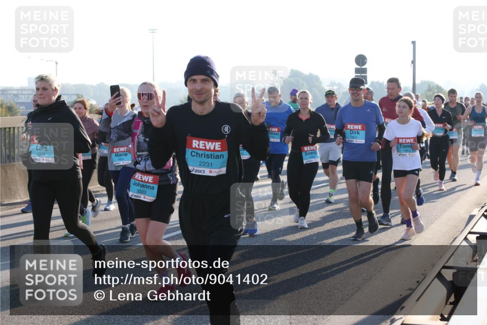 03.10.2025 - Köhlbrandbrückenlauf Lena Gebhardt http://msf.ph/oto/9041402 03.10.2025 09:25:32 Position 1 3324, 1824, 3322, 2231, 2303, 1652, 1653 meine-sportfotos.de