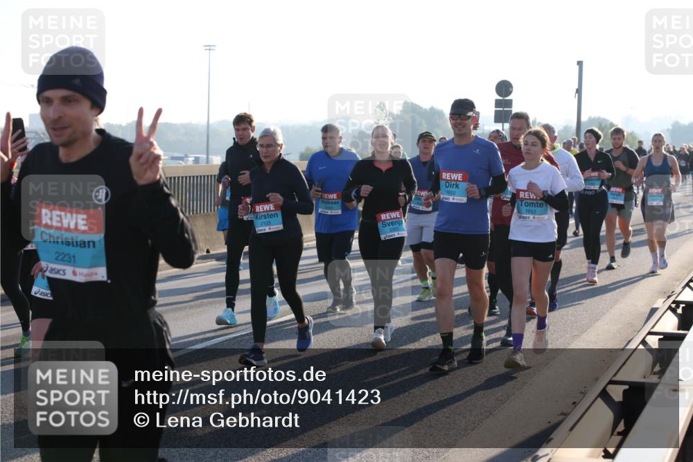 03.10.2025 - Köhlbrandbrückenlauf Lena Gebhardt http://msf.ph/oto/9041423 03.10.2025 09:25:32 Position 1 2231, 2103, 2303, 1652, 1653 meine-sportfotos.de