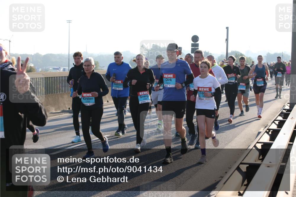 03.10.2025 - Köhlbrandbrückenlauf Lena Gebhardt http://msf.ph/oto/9041434 03.10.2025 09:25:32 Position 1 2103, 3163, 2303, 1652, 16 meine-sportfotos.de