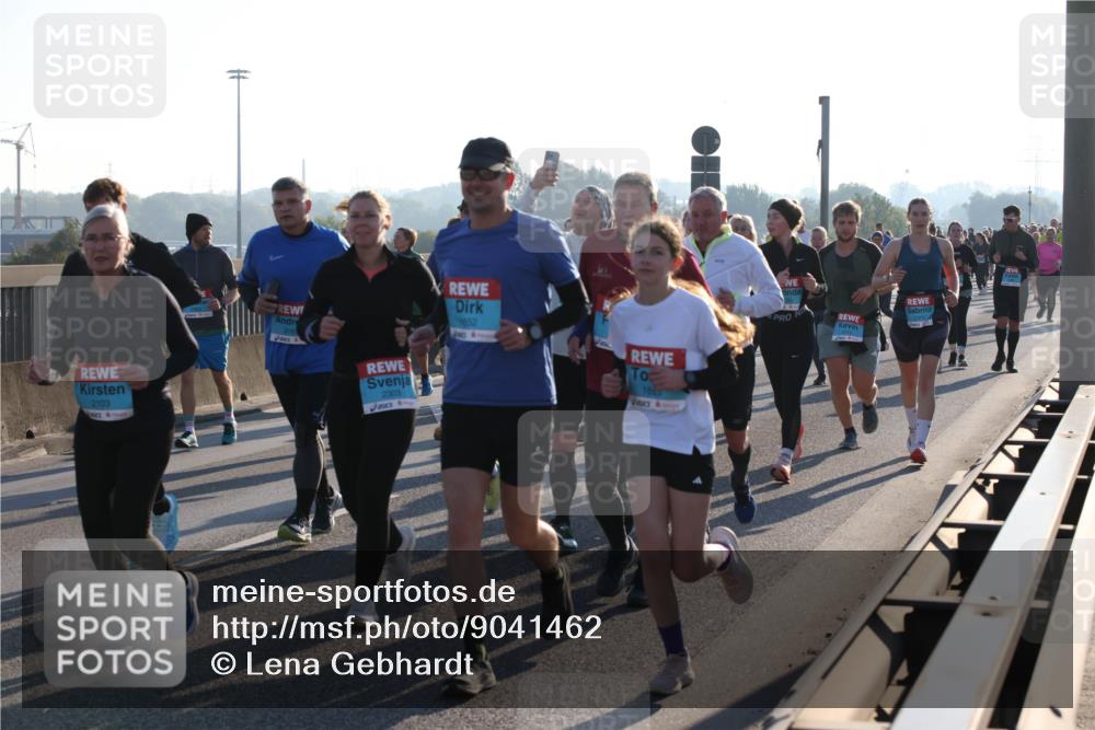 03.10.2025 - Köhlbrandbrückenlauf Lena Gebhardt http://msf.ph/oto/9041462 03.10.2025 09:25:33 Position 1 2103, 1652, 2303, 1653, 2314 meine-sportfotos.de