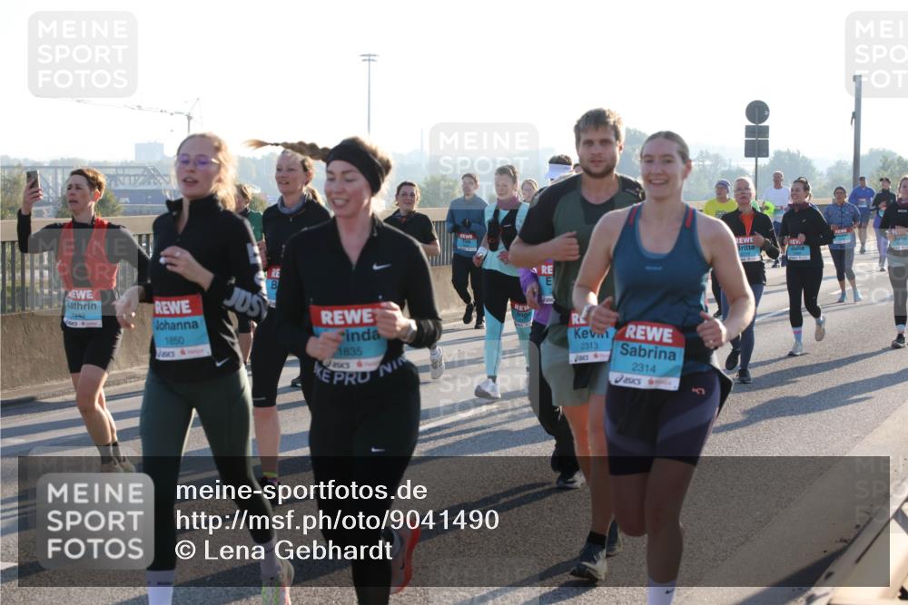 03.10.2025 - Köhlbrandbrückenlauf Lena Gebhardt http://msf.ph/oto/9041490 03.10.2025 09:25:36 Position 1 1440, 1850, 1835, 2313, 2314 meine-sportfotos.de