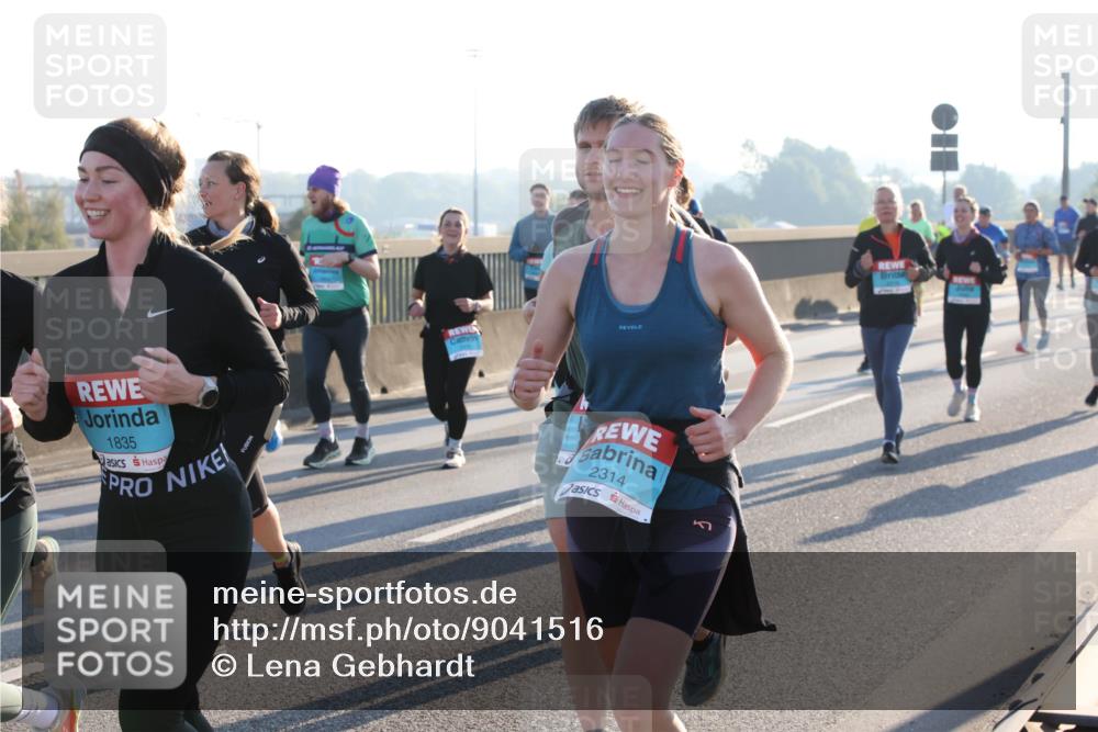 03.10.2025 - Köhlbrandbrückenlauf Lena Gebhardt http://msf.ph/oto/9041516 03.10.2025 09:25:37 Position 1 1835, 2314 meine-sportfotos.de