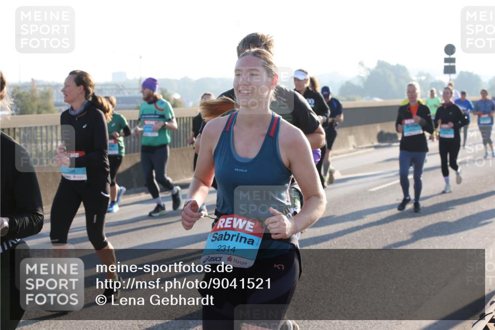 03.10.2025 - Köhlbrandbrückenlauf Lena Gebhardt http://msf.ph/oto/9041521 03.10.2025 09:25:37 Position 1 2314 meine-sportfotos.de