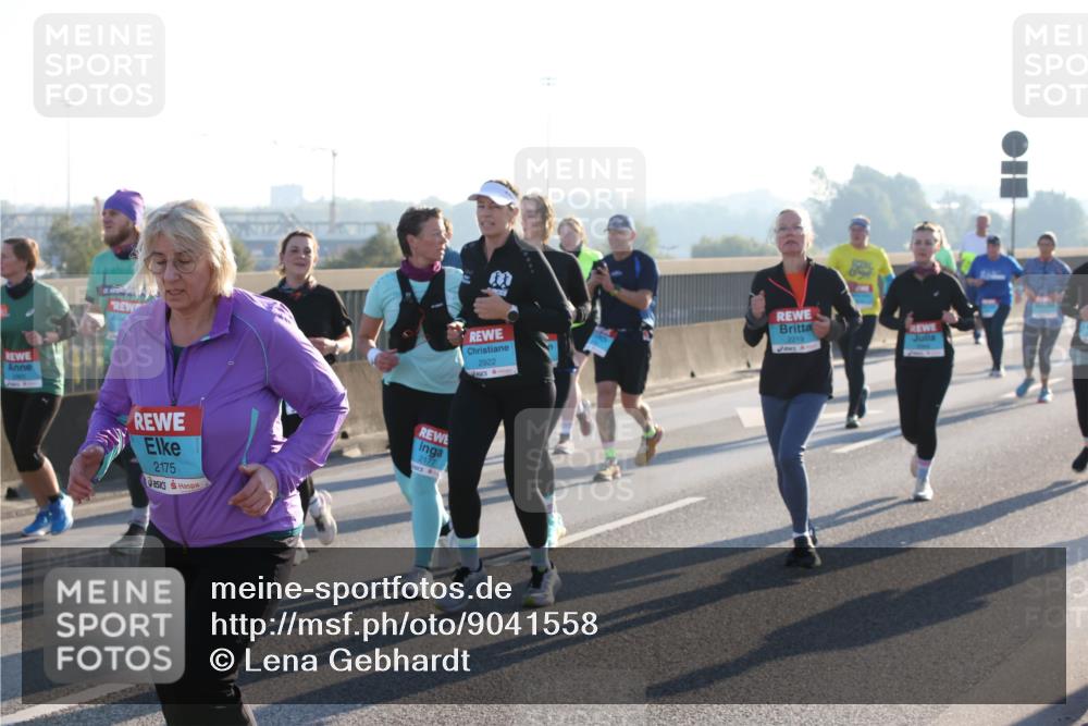 03.10.2025 - Köhlbrandbrückenlauf Lena Gebhardt http://msf.ph/oto/9041558 03.10.2025 09:25:38 Position 1 2175, 2219, 2922, 2177 meine-sportfotos.de