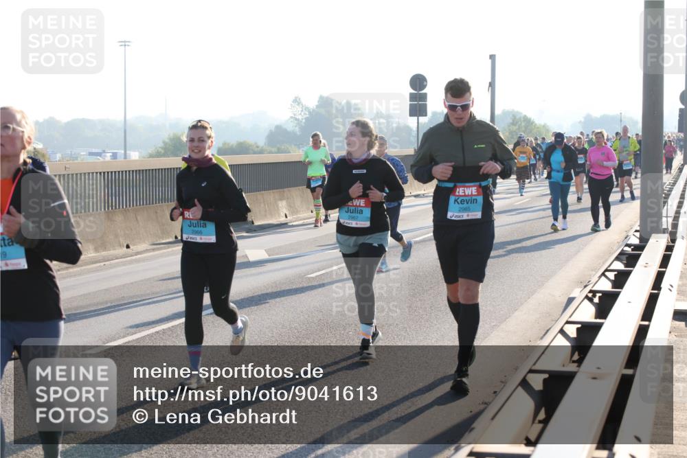 03.10.2025 - Köhlbrandbrückenlauf Lena Gebhardt http://msf.ph/oto/9041613 03.10.2025 09:25:40 Position 1 19, 2966, 2967, 2965 meine-sportfotos.de
